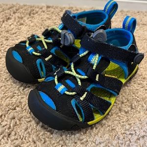 Toddler Black and Blue Keens